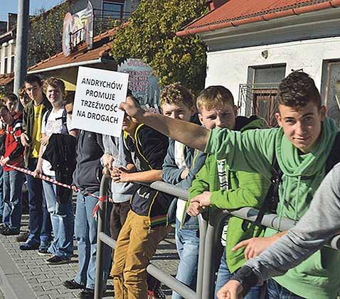 W akcje profilaktyczne w gminach włączają się różne środowiska. Dzięki temu przesłanie dociera do większej liczby osób. Przy dystrybucji materiałów kampanii gminy współpracują m.in. z parafiami.