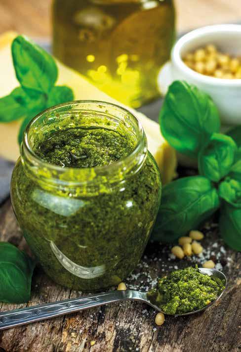 Pesto Alla Genovese 50 g parmezanu (pokrojonego na kawałki) 30 g sera pecorino (pokrojonego na kawałki) 30 g orzechów piniowych ząbek czosnku 80 g liści bazylii 150 g oliwy z oliwek 1-2 łyżeczki soli