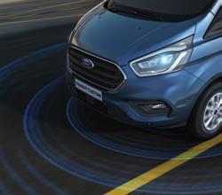 Bezpieczeństwo Active Park Assist Nowy system wspomagający parkowanie Active Park Assist wykrywa miejsce postojowe o odpowiednim rozmiarze (prostopadłe lub równoległe) i automatycznie na nim parkuje.