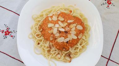 PIĄTEK Spaghetti z sosem paprykowoserowym 300 gram spaghetti 3 sztuki papryka czerwona 2 sztuki pomidor malinowy 4 ząbki czosnek 2 łyżki koncentrat pomidorowy 50 gram płatki migdałów 4 sztuki daktyl