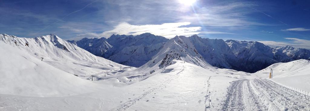 Opis okolicy Bormio znajduje się w Lombardii, u stóp potężnych szczytów parku narodowego Stelvio.