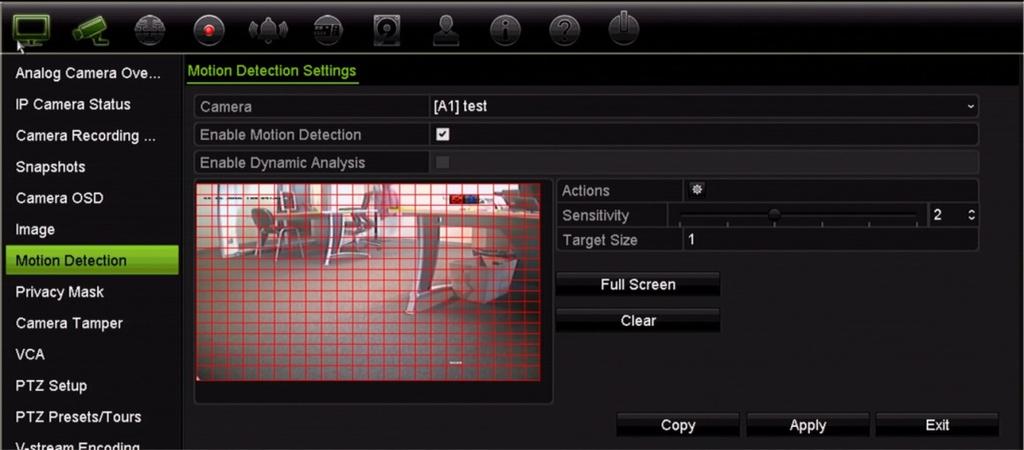 Tylko dla kamer IP: Zaznacz pole Enable Dynamic Analysis (Włącz dynamiczną analizę). Ta opcja umożliwia wyświetlenie na ekranie ruchu wykrywanego podczas konfigurowania tej funkcji.