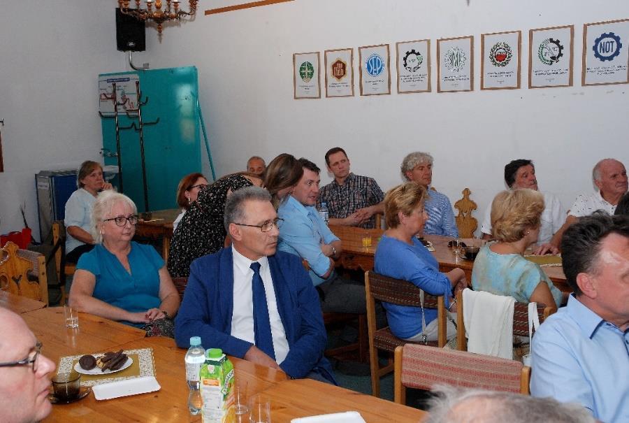 Tej brawurowej akcji, w trakcie której na łące między Jadownikami Mokrymi a Wał Rudą lądował angielski samolot z bazy w Brindisi we Włoszech, akcję przeprowadzono niemal pod okiem