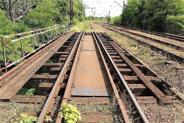 Zadanie 24. Który rodzaj nawierzchni kolejowej na obiekcie mostowym pokazano na fotografii? Na mostownicach. Z nawierzchnią zintegrowaną. Na podkładach i podsypce tłuczniowej.