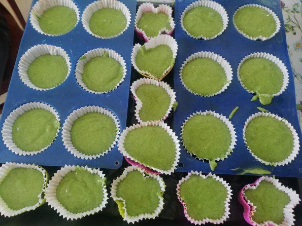 papierkami. Oczywiście pieczenie tych ciastek znów pokazało braki w moich blogerskich zasobach nie mam zwykłej blachy na muffinki (!!!).