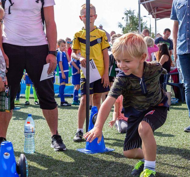 Piłkarski Bilard Jak sama nazwa wskazuje jest to mieszanka dwóch bardzo popularnych dyscyplin sportowych na świecie: piłki nożnej i bilarda.