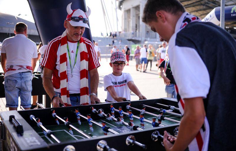 Slalom w AlkoGoglach Alkogogle to niezwykłe okulary, które umożliwiają uczestnikom eventu wejść w buty osoby pod wpływem alkoholu.