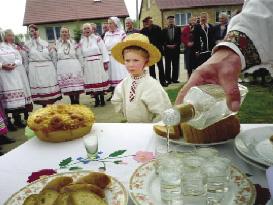 Szczególnie bliska jest nam kultura podlaskich Białorusinów, z którą niektórzy z nas związani są od urodzenia.