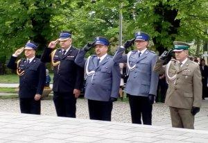 00 złożeniem kwiatów pod Pomnikiem Powstańców Śląskich. Wartę honorową pod pomnikiem pełnili funkcjonariusze naszego oddziału.