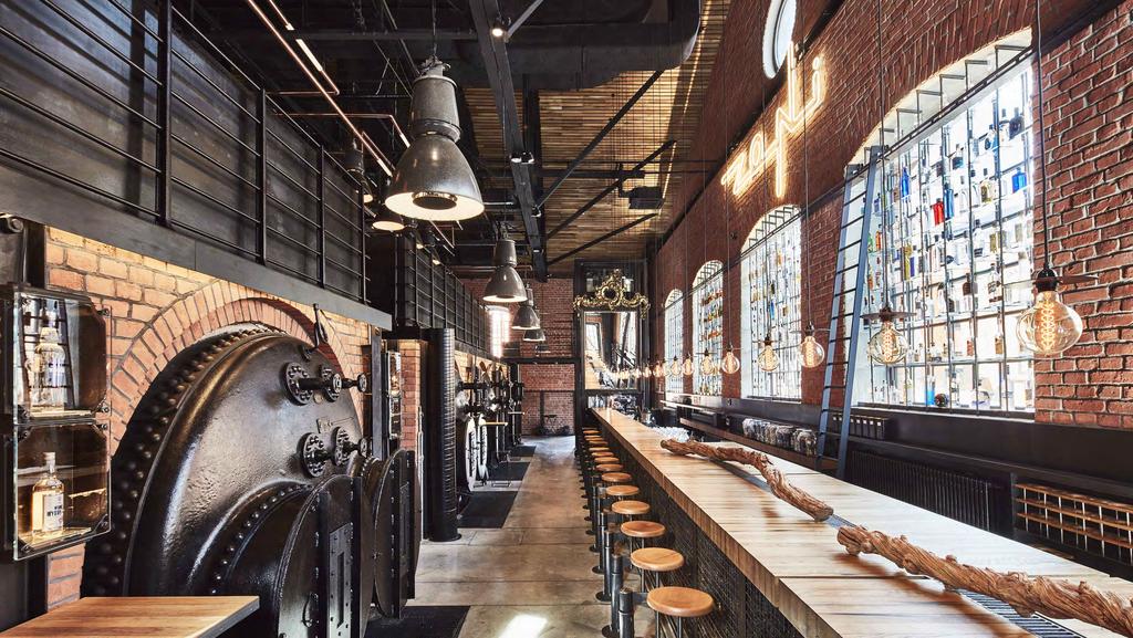 Bar Na długości baru ustawiono potężne, stare żeliwne kotły, a schody prowadzące do sali jadalnej wykonano z drewna z przedwojennych beczek.
