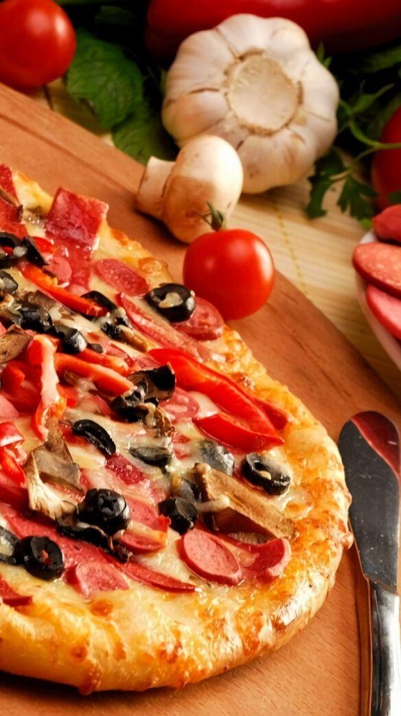 PIZZA WŁOSKA MARGHERITA CAPRICCIOSA 32 CM NA CIENKIM CIEŚCIE ITALIAN PIZZA ON THIN DOUGHT Sos
