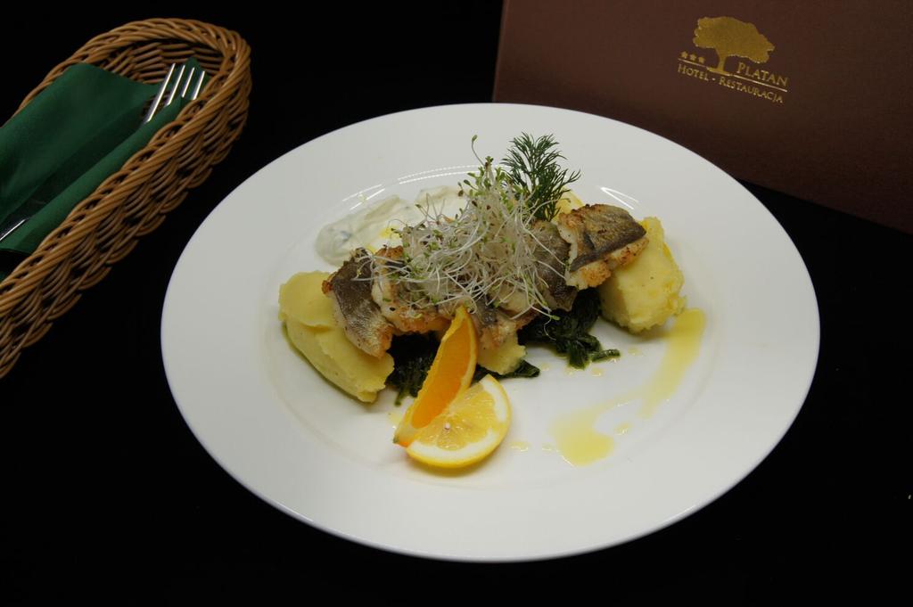 10 PSTRĄG POD PIERZYNKĄ TROUT WITH ROASTED POTATOES Pstrąg / opiekane ziemniaczki / cukinia / sos