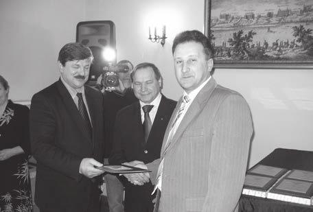 działalnością, angażuje trzy