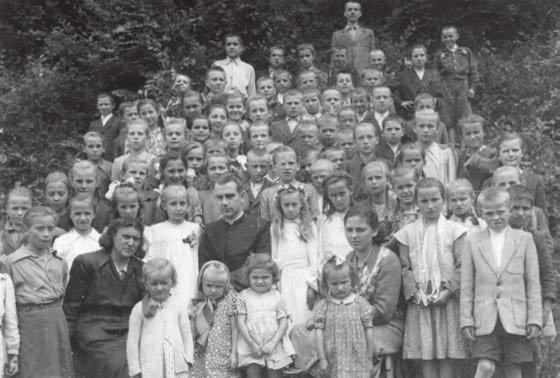 Rok 1950, uczniowie Szkoły Podstawowej w