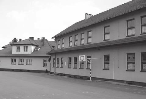 Szkoła Podstawowa w Zabrzeży dzisiaj Zespół nauczycieli Szkoły Podstawowej w Zabrzeży, rok 2009.