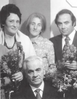 Edmund Poręba zabiegał o rozbudowę budynku szkolnego w Zarzeczu. Dzięki jego inwencji szkoła zyskała pomieszczenia przeznaczone najpierw na mieszkania dla nauczycieli, a potem na sale lekcyjne.