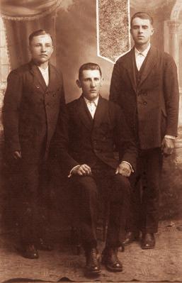 W środku siedzi Stanisław Turek z Zarzecza były
