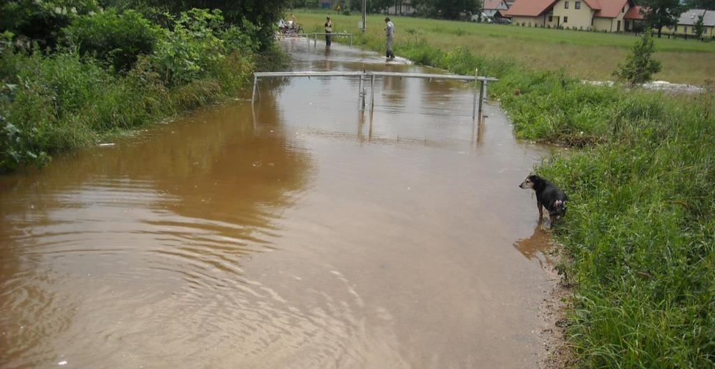 01.07.2009 woda rozmyła korpus drogi w pobliżu Zawistowszczyzny CHODNIKI Gmina Korycin Naprawa chodnika na drodze powiatowej nr 1358B Korycin Krukowszczyzna Białostoczek (ul.