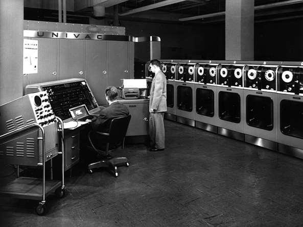 Pierwsze komputery, które przechowywały zarówno dane, jak i program w pamięci operacyjnej zostały opracowane w latach czterdziestych i wczesnych pięćdziesiątych dwudziestego wieku i były