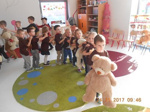 Dzień Pluszowego Misia Duże, małe, kolorowe, puchate i mięciutkie. Pluszowe misie opanowały Przedszkole w Strawczynie. Przybyły ze swoimi małymi właścicielami, aby bawić się, świętować i uczyć.