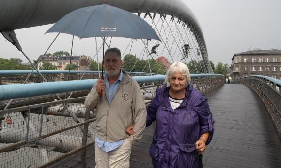 szczęścia. A potem były kłódki, które zostawiają młodzi zakochani.