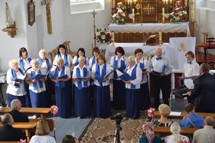 Podczas Liturgii procesja wiernych i gości ruszyła na cmentarz, by uczcić pamięć mieszkańców wsi Juszkiewiczae, którzy zginęli 5 kwietnia 1945 roku, a także pomodlić się przy grobach byłych kapłanów,