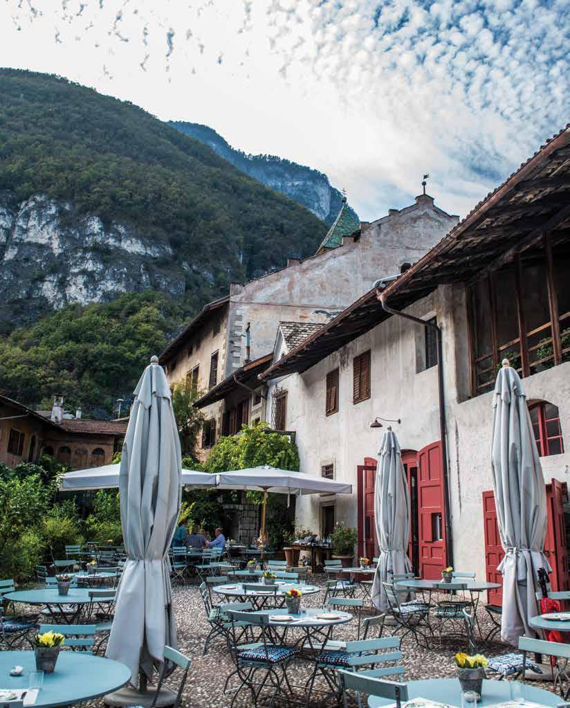 Drogą Alto Adige Wine Road mijając niekończące się sady jabłkowe, kolejną dumę Tyrolu Południowego wjeżdżamy do miasteczka Magré, GPS prowadzi nas wąskimi uliczkami.