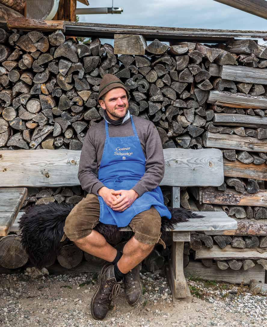 Rustykalne wnętrza nie różnią się od tych, które można spotkać w wielu innych alpejskich lokalach, za to serwowane tu menu robi ogromną różnicę.