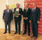 Burmistrz Dzielnicy Włochy Artur Wołczacki i Sebastian Piliński Z-ca Burmistrza Dzielnicy Włochy podpisali umowy,