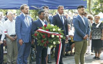 Oddano cześć tym, którzy zginęli przelewając krew w obronie Ojczyzny i swojego miasta. Po odsłuchaniu Hymnu państwowego i wciągnięciu na maszt flagi powitano wszystkich zgromadzonych gości.