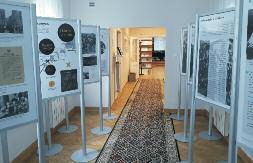 Poznajemy historię siedmioletniej Klary Leszczyk, która żyje poszukiwaniami swojego taty, a także marzeniem o znalezieniu Złotej Ryby.