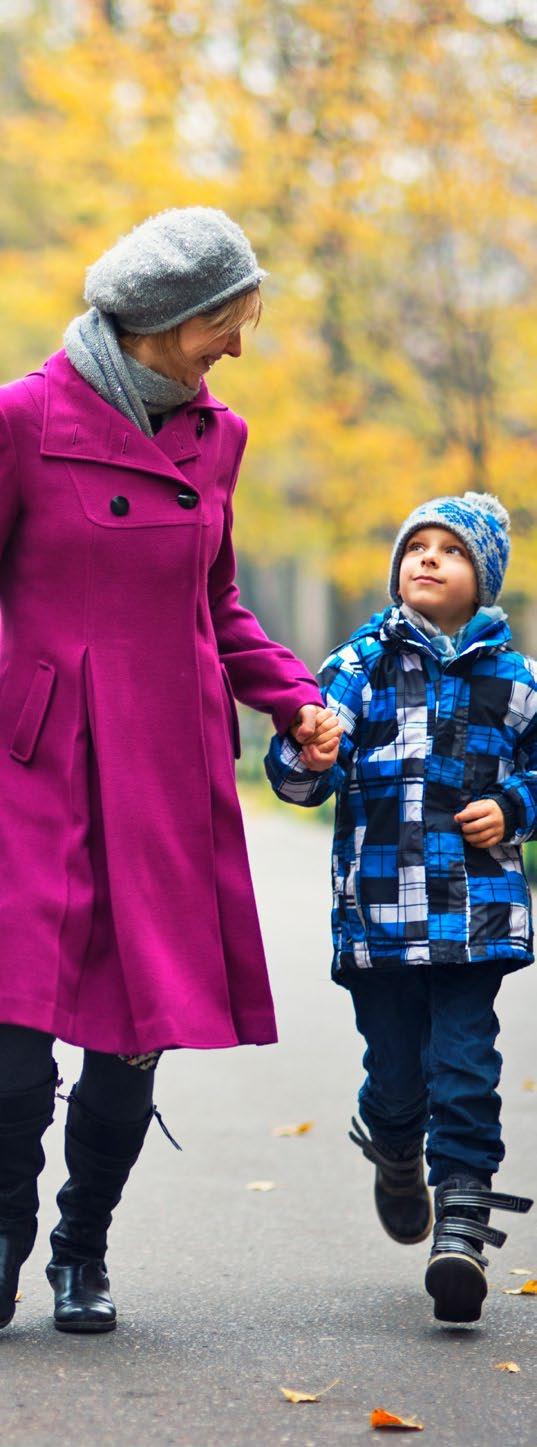 27 ŚRODOWISKO SZKOLNE Lepsza komunikacja między rodzicami i szkołą Mniejsze klasy (grupy) Bezpieczniejsze otoczenie (bezpieczeństwo fizyczne) Emocjonalne bezpieczeństwo dziecka Wartości szkoły zgodne