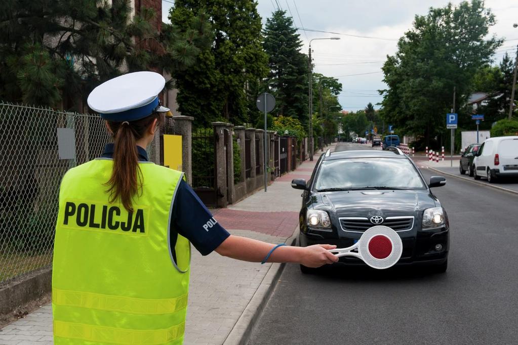 Kliknij, aby uruchomić podgląd Zatrzymanie pojazdu do kontroli jest rutynową czynnością, która działa również prewencyjnie Podsumowanie Policja jest to umundurowana i uzbrojona formacja służąca