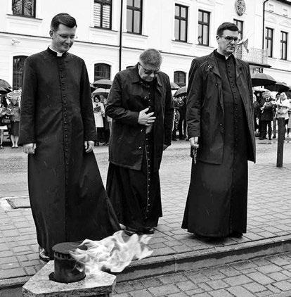 U NAS PRZEGLĄD WYDARZEŃ przy kapliczkach i figurach przydrożnych, jak Polska długa i szeroka, rozlega się śpiew Litanii Loretańskiej i pieśni maryjnych.