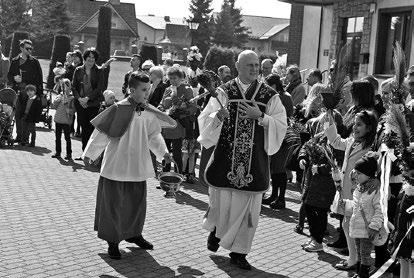 Młodzi ludzie podzielili się świadectwem wyjścia z uzależnień z parafianami po niedzielnych mszach świętych