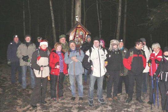 Stary Rok jest już zmęczony, bardzo słaby, wysłużony tyle z nami nawywijał, pora, by się stąd już zwijał. Czas też goni go powoli, musi odejść mimo woli.