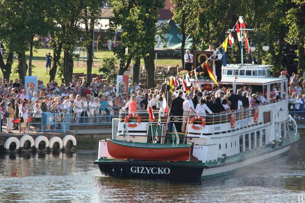 Przybyli takŝe biskupi z Białorusi, Papui Nowej Gwinei oraz abp Marek Zalewski, nuncjusz apostolski z Zimbabwe, pochodzący z parafii Janówka w diecezji ełckiej.