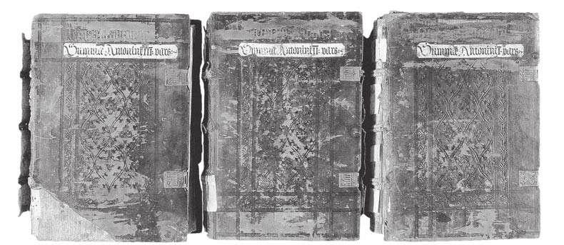 Michał Spandowski Inkunabuły dawnej Biblioteki Miejskiej w Lubaniu 47 11. Nr 3. P. I-III. Oprawy w., oprawę, wzbogaconą w podobnym czasie o takie same papierowe naklejki z tytułem dzieła (il.
