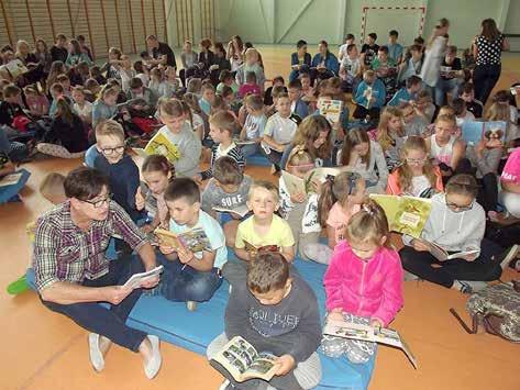 Po odczytaniu fragmentu lektury, namalowały bohaterów i farbami pokolorowały ich ogromny kartonowy dom. Później były gry i zabawy na powietrzu.