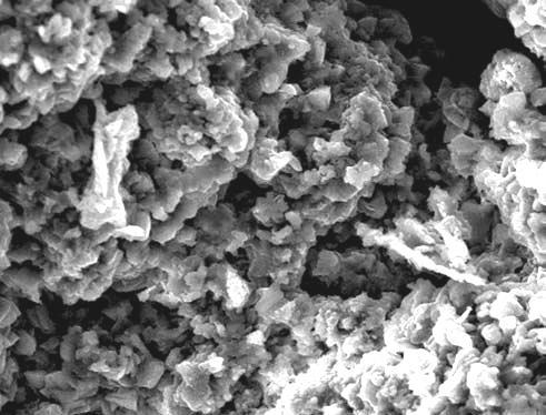 Rys. 3. Korozja płyt a-c płyty KARO - widoczne pod mikroskopem włókna azbestu (pow. 1000x) (wg J.Dyczek) W niektórych przypadkach stan ten może wystąpić zarówno wcześniej jak i później.