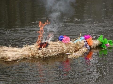 Marzanna zwana Śmiercią czy Śmiertką, uważana za demona, symbolizowała zimę i śmierć. Kukłę wykonywano ze słomy, owijano szmatą, zdobiono wedle uznania.