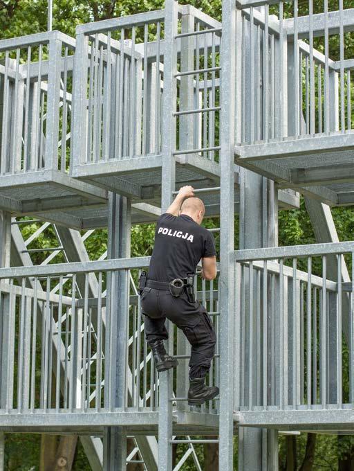 kilkudziesięcioletnim stażem służby.