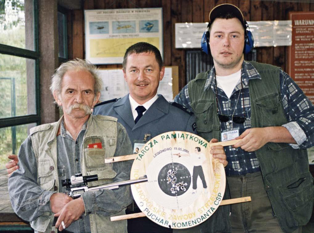 Obok, w mundurze, podinsp. Zbigniew Grądzki sędzia konkurencji. Fot. 19. Otwarte zawody strzeleckie zorganizowane z okazji zakończenia sezonu Jesień '97.