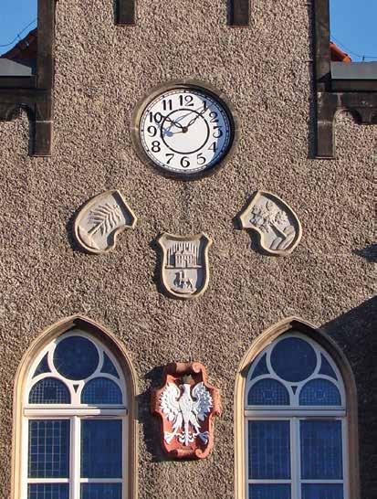 Fragment fasady ratusza w Wałbrzychu z wizerunkiem polskiego orła. Relief wykonał Hermann Dubois według projektu Kazimierza Manna (fot. M. Twardowski) dynku Oberrealschule z 1928 r.