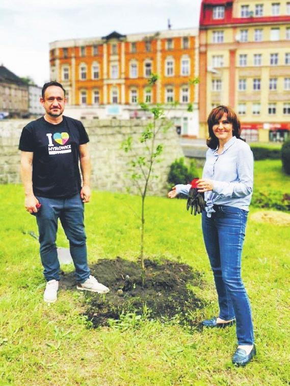 Jana Chrzciciela drzewko posadziła wicemarszałek senatu Gabriela Morawska- Stanecka. - Przyzwyczailiśmy się w ciągu ostatnich lat, że samorządy bardzo często wycinały drzewa zamiast je sadzić.