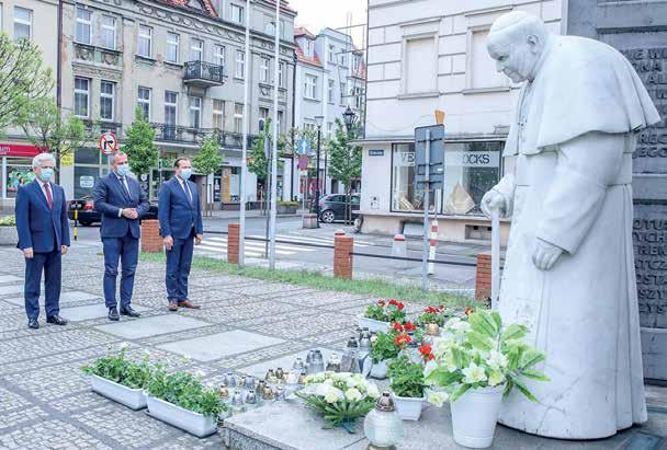 Z tej okazji Burmistrz Wrześni Tomasz Kałużny oraz jego zastępcy Karol Nowak i Artur Mokracki złożyli znicz pod pomnikiem jednego z największych Polaków.