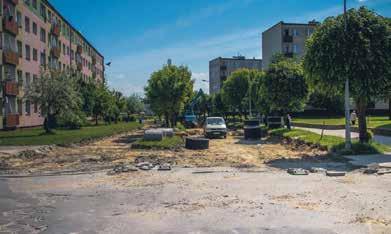 maj 2018 INWESTYCJE 3 Rynek od Nowa Wykonawca: Przedsiębiorstwo Budowy Dróg S.A. Przy budynku Ratusza obok prac archeologicznych trwają prace wykończeniowe.