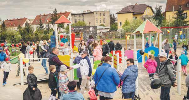 Nowe huśtawki, karuzela, piaskownica, drabinki, przejścia rurowe to tylko kilka z urządzeń na nowym placu, które od teraz staną się miejscem ich codziennych zabaw.