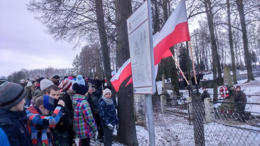 nauczycielom, którzy przygotowali tę piękną uroczystość, w szczególności koordynatorowi imprezy - pani Irenie Szajewskiej.