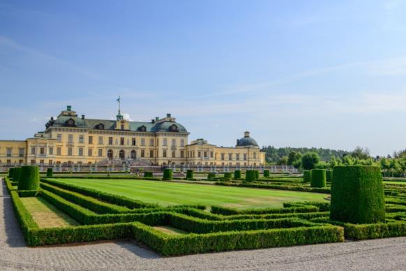 Muzeum Abby Otoczone zielenią Drottningholm to królewska rezydencja położona na przedmieściach Sztokholmu (ok. 11 km od centrum).